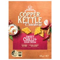 Pack of Copper Kettle Crackers with Sweet Chilli and Sour Cream flavour, weighing 135g.